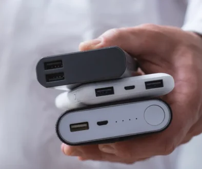 Ruka se třemi powerbankami