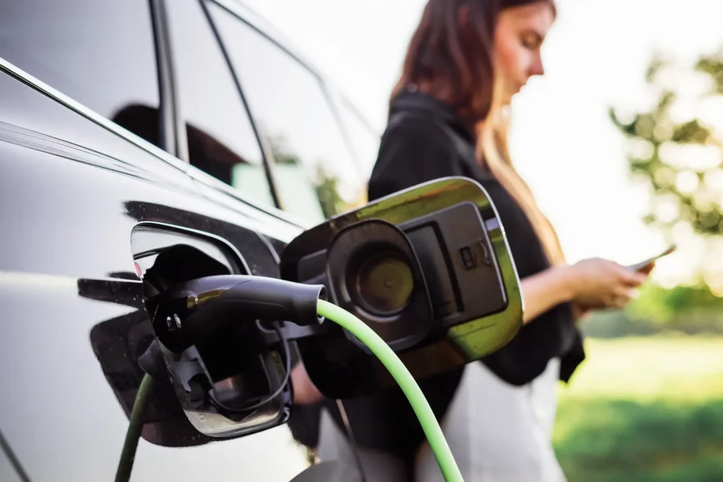 Žena nabíjí elektromobil