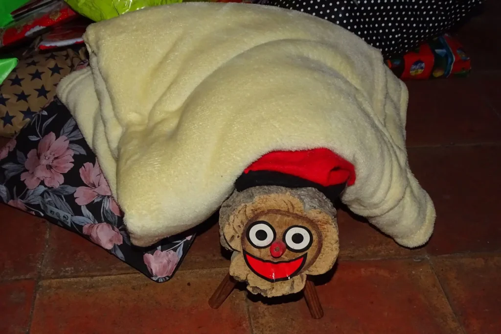 Tió de Nadal zakrytý dekami