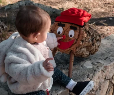 malé dítě sahá na Tió de Nadal