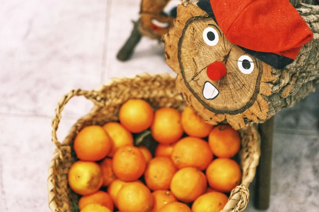 Tió de Nadal s košíkem mandarinek