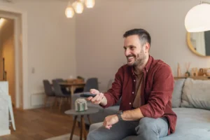 Odborník radí: Koncesionářské poplatky se vztahují i na televizi na chatě a v mobilním telefonu. Dejte si pozor na správně vyplněný formulář