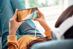 I zcela normální mobil má v sobě přijímač televize. Zdarma můžete sledovat desítky programů