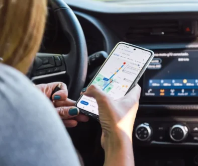 žena používá navigaci na mobilu v autě