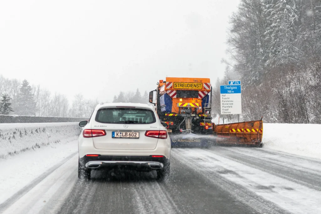 Sypač solí dálnici.