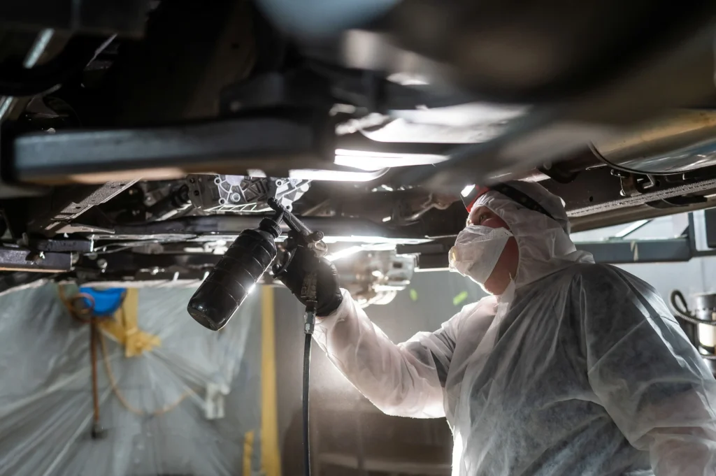 Voskování podvozku auta.