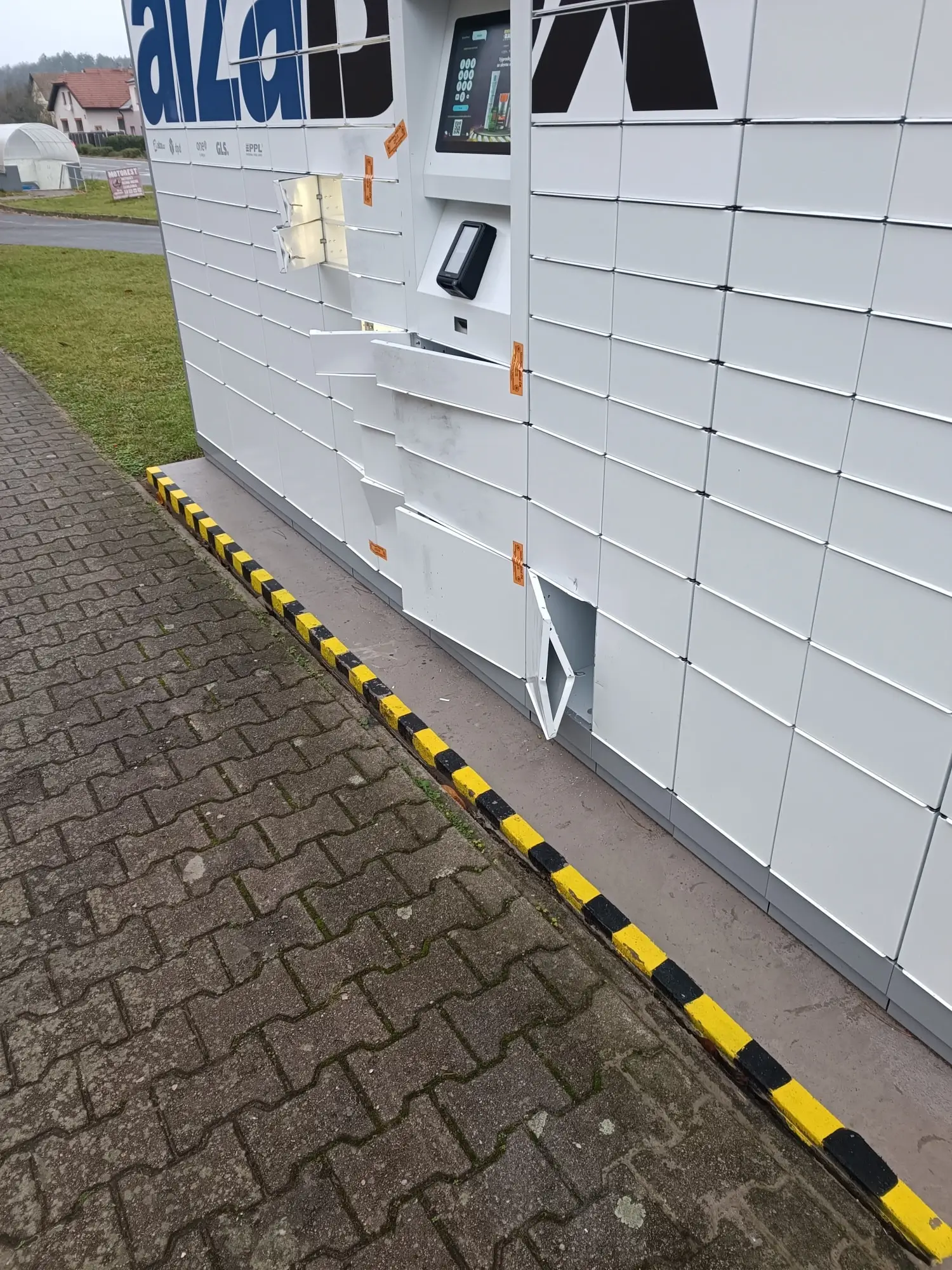 Vykradené AlzaBoxy v obci Býšť