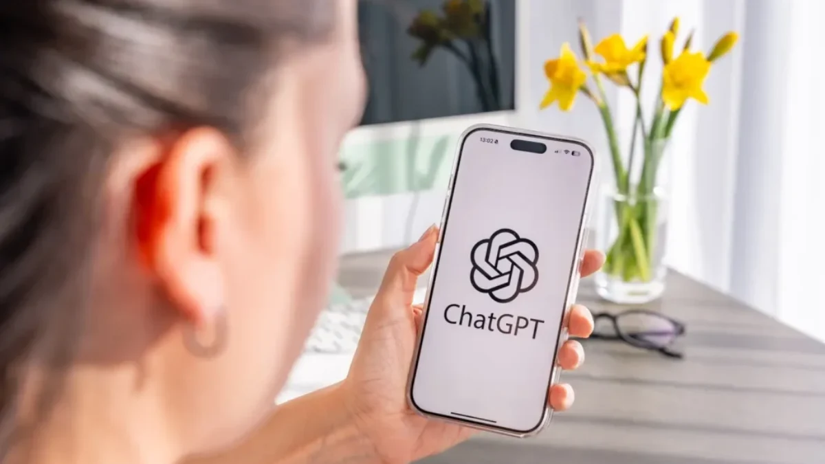 žena s mobilem a chatbotem