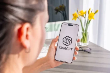 žena s mobilem a chatbotem