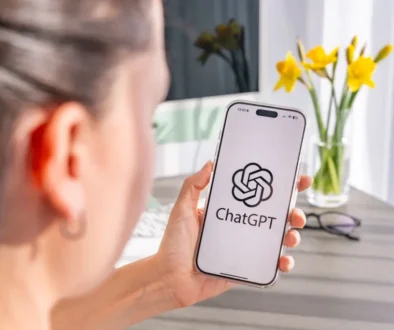 žena s mobilem a chatbotem