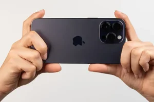 K čemu má telefon tři foťáky, když fotí jen jedním? Zakryli jsme ostatní a vyzkoušeli, zda to není jen marketing