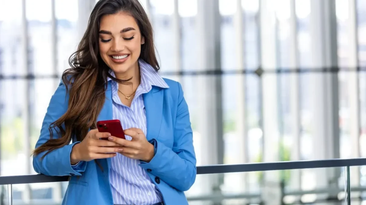 žena píše textovou zprávu