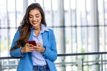 žena píše textovou zprávu