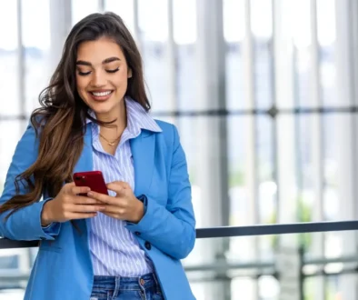 žena píše textovou zprávu