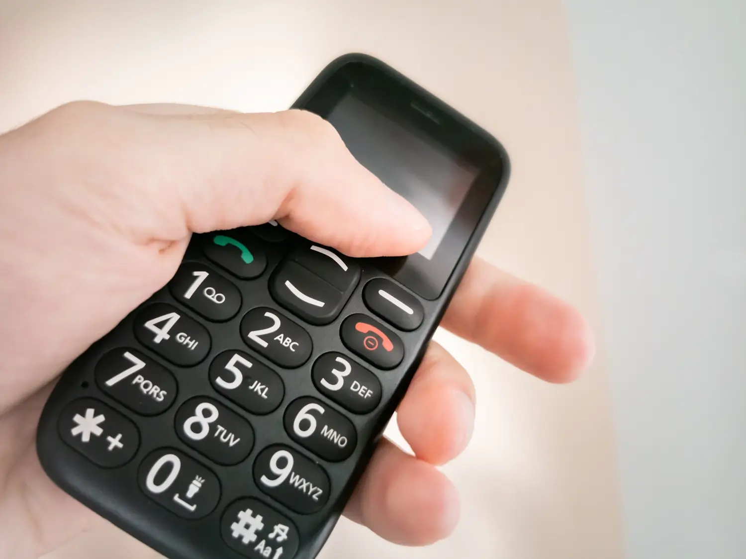 - Techsvět klasický tlačítkový mobil