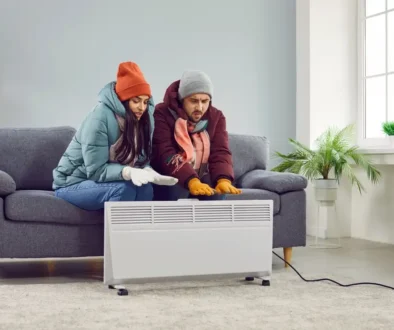 Muž a žena se hřejí u přímotopu