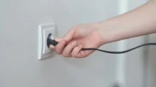 vytahování šňůry ze zásuvky