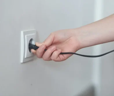 vytahování šňůry ze zásuvky