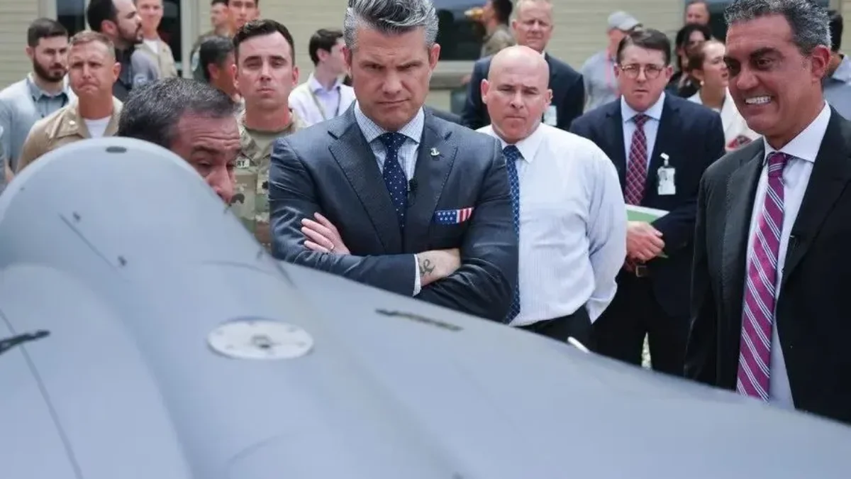 Pete Hegseth, americký ministr obrany, si prohlíží dron LUCAS.