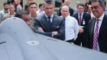 Pete Hegseth, americký ministr obrany, si prohlíží dron LUCAS.