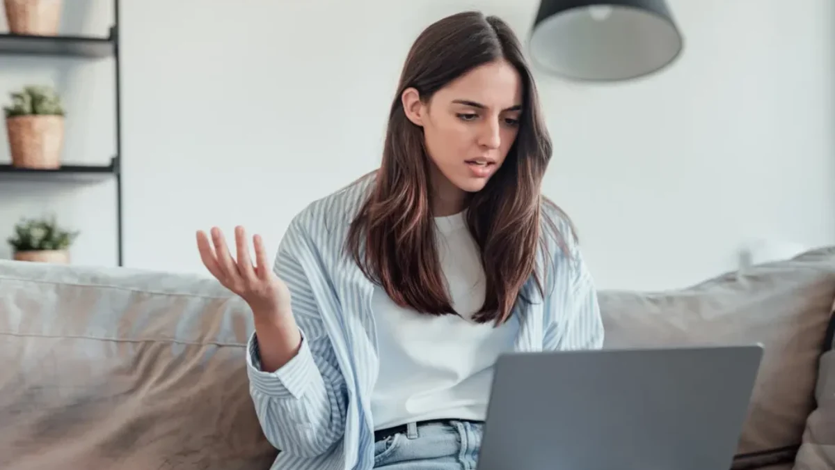 rozzlobená žena u notebooku