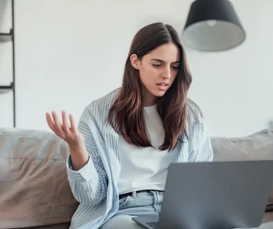 rozzlobená žena u notebooku