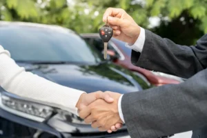 Za přepis starého auta v roce 2026 zaplatíte poplatek až 10 tisíc korun