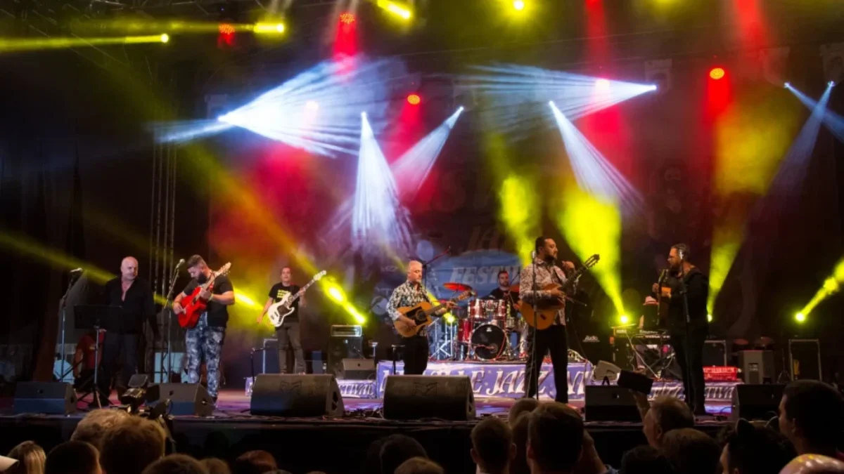 Nová televize nabídne řadu pořadů přibližující romskou menšinu.