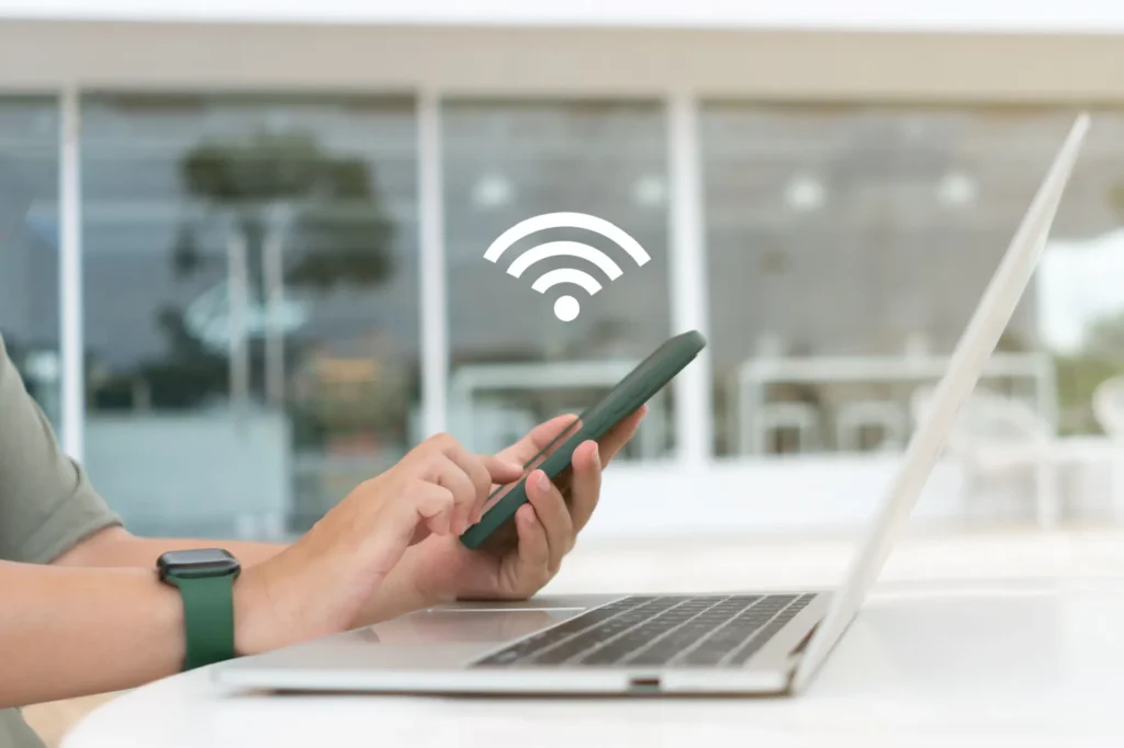 Kavárenská Wi-Fi je nejen pomalejší, ale hlavně nebezpečná