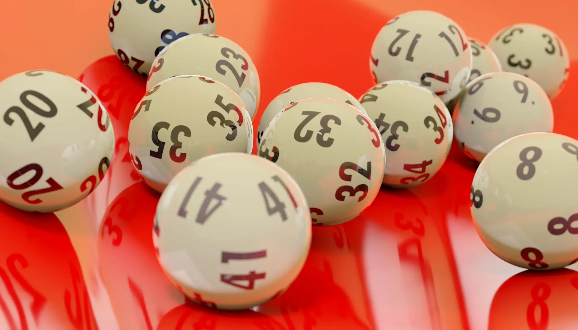 Různé herní žetony s čísly do loterie