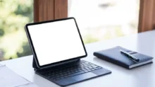 Tablet na stole