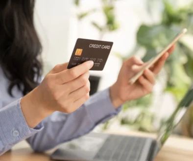 Žena nakupující na e-shopu