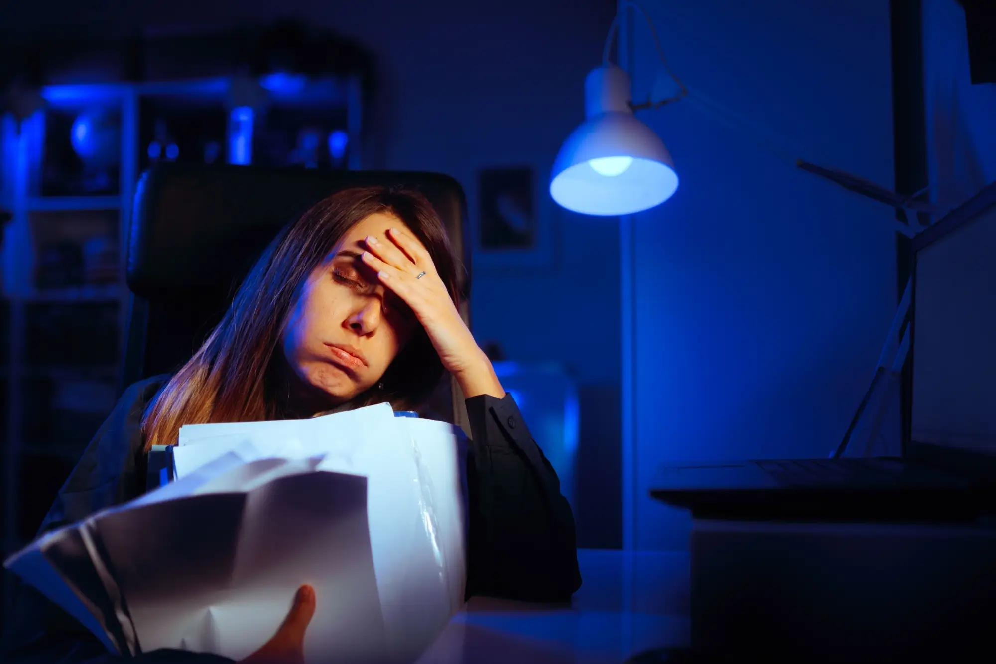 Žena se topí v papírech