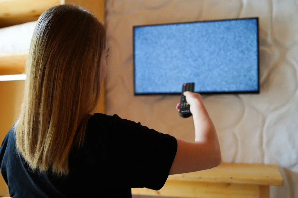 Žena sledující televizi