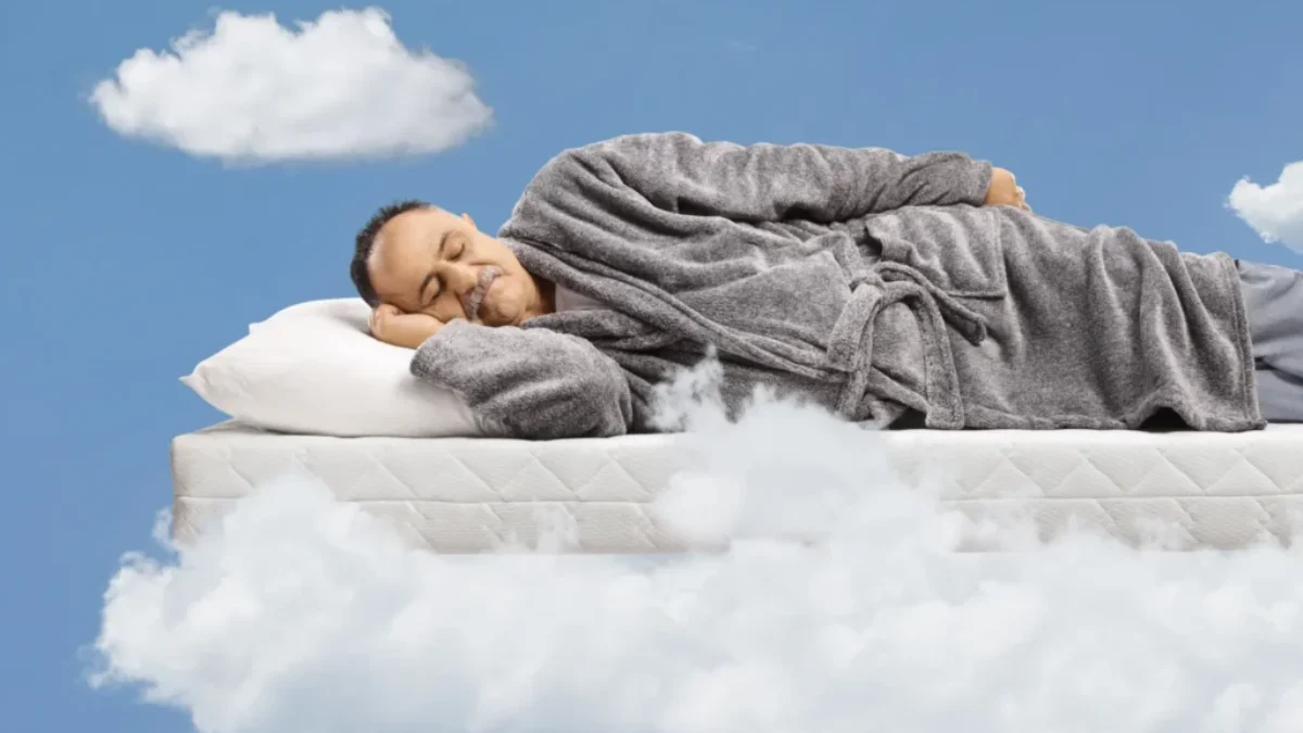 Muž spí na matraci v nebi