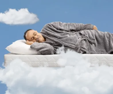 Muž spí na matraci v nebi