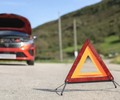 Výstražný trojúhelník na místě nehody