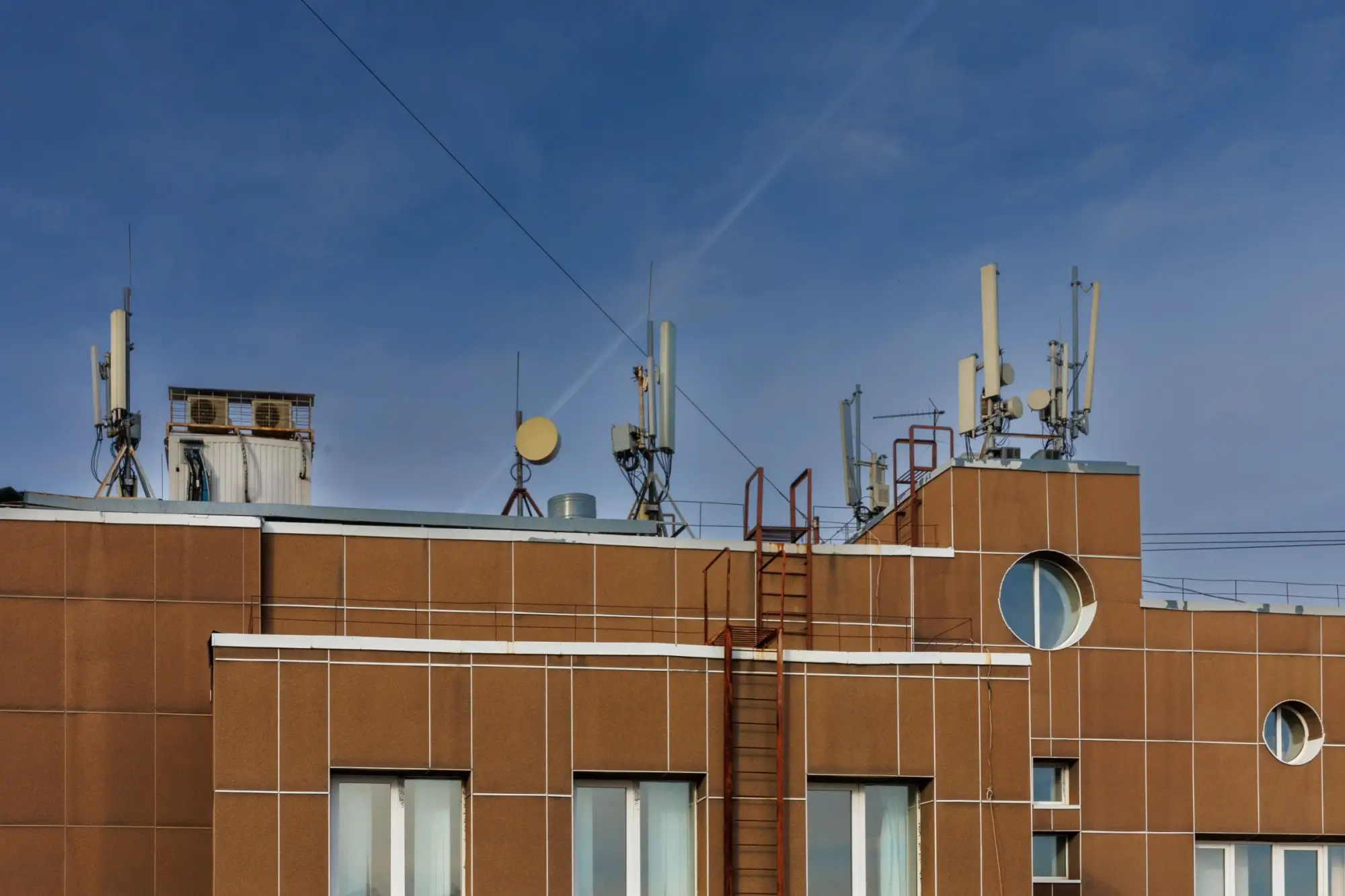 GSM vysílače na střeše vysoké budovy.