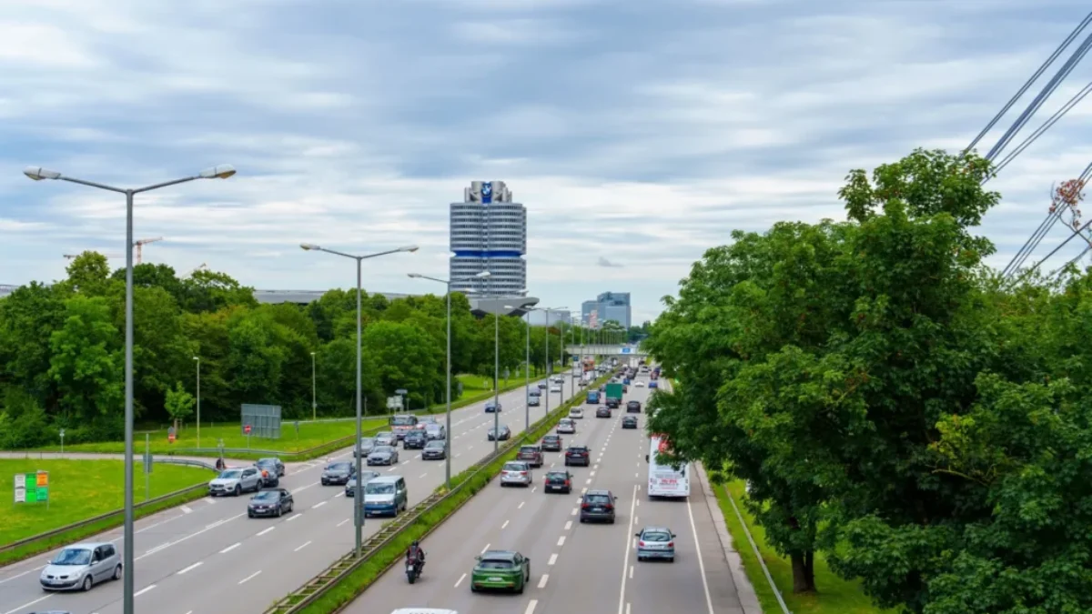 Auta na víceproudé silnici