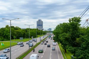 Vyplatí se na dojíždění do práce v roce 2026 koupit benzin, naftu nebo elektro? Tenhle typ pohonu drtí ostatní