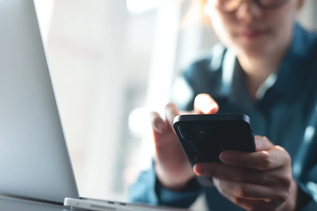 - Techsvět Žena propojující hotspot s počítačem