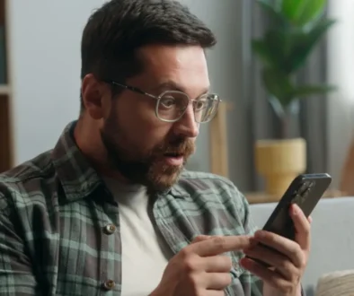 Muž v šoku při pohledu zjištění určitých informací na telefonu