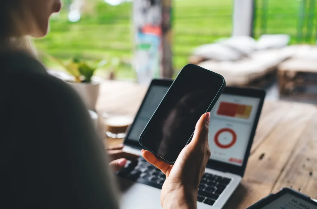 - Techsvět Žena s telefonem a notebookem