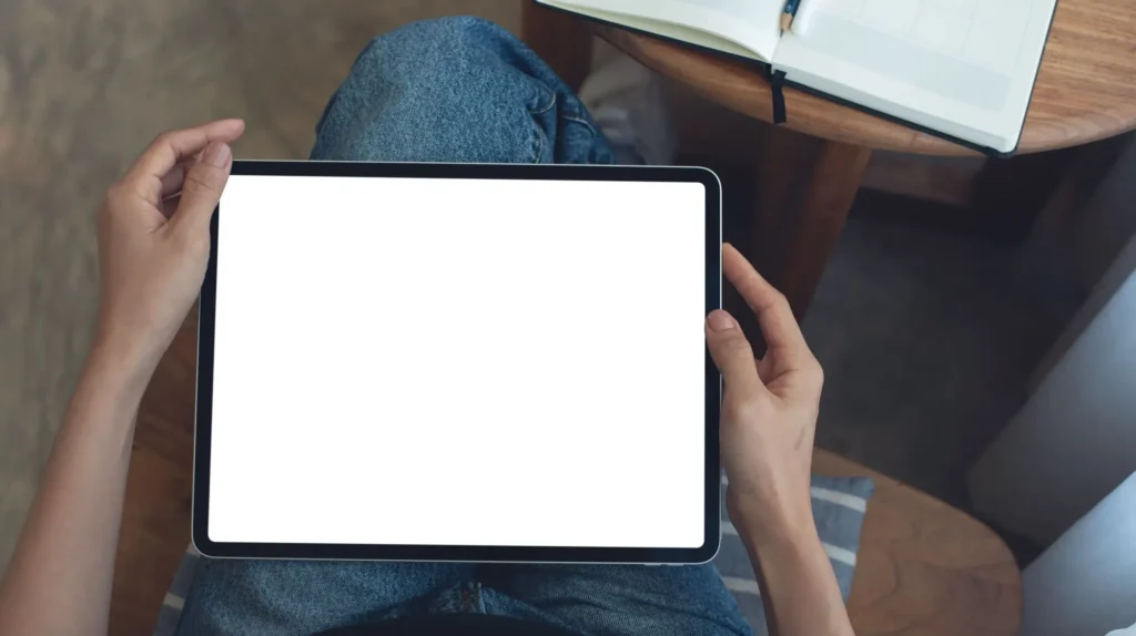 - Techsvět Tablet v rukou ženy