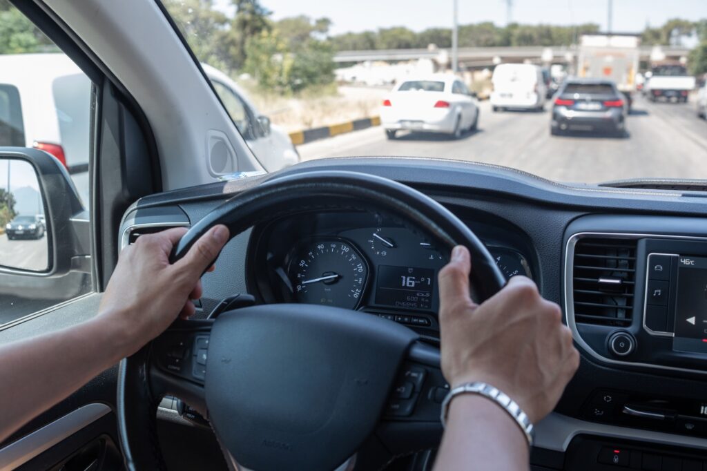Výhled z auta na silnici během jízdy