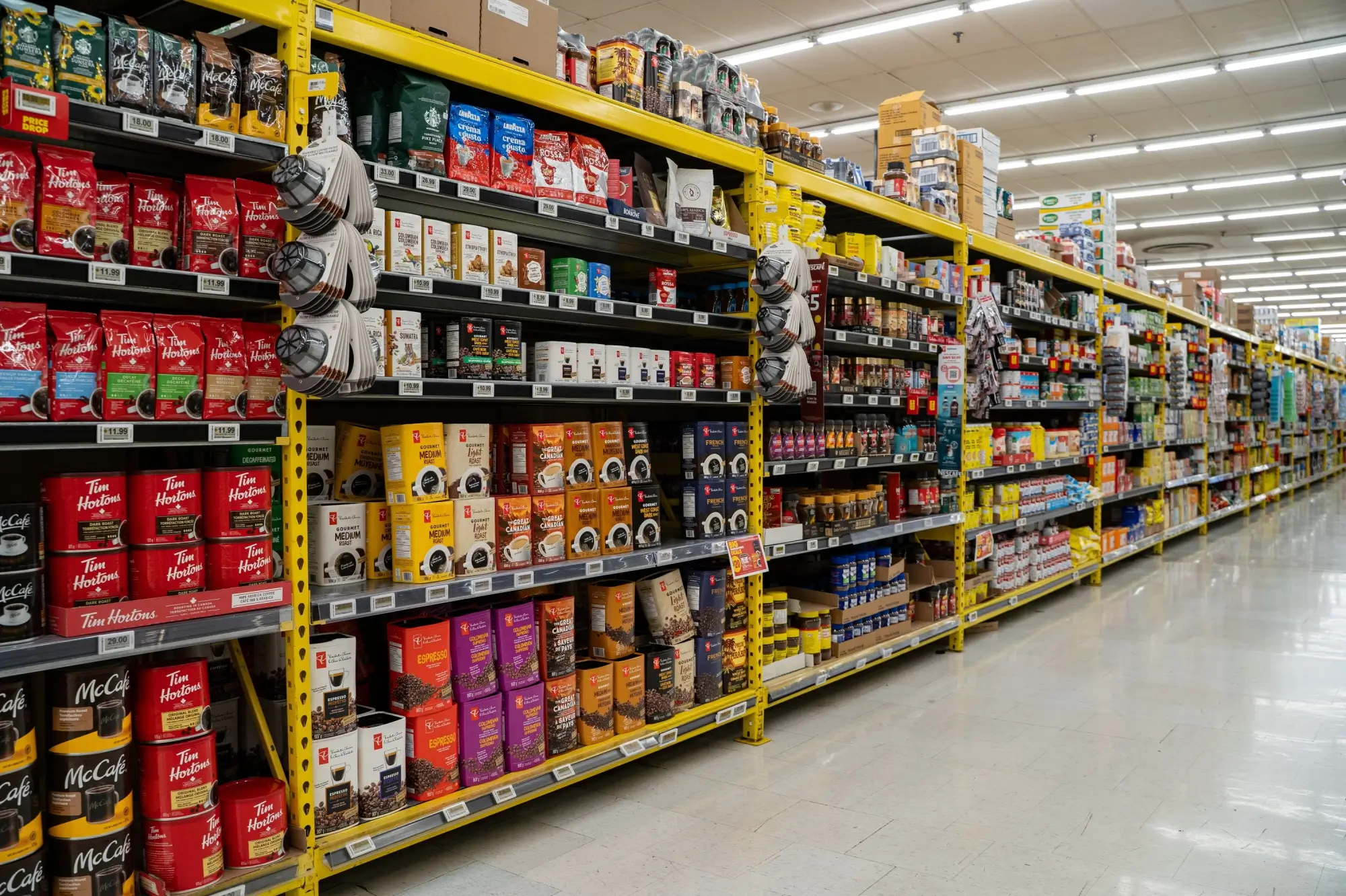 Supermarket nabízí široké možnosti nákupu kávy.