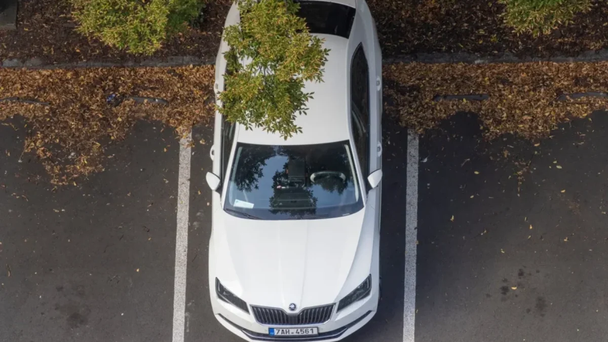 auto stojí na parkovišti