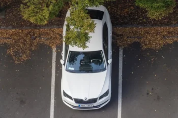 auto stojí na parkovišti