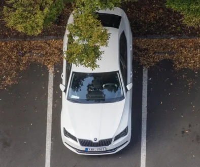 auto stojí na parkovišti