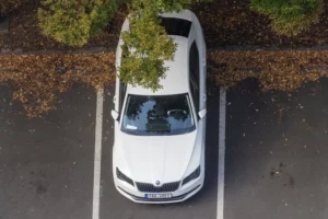 Praha prodává levně stovky parkovacích míst. Známe ceny i lokality